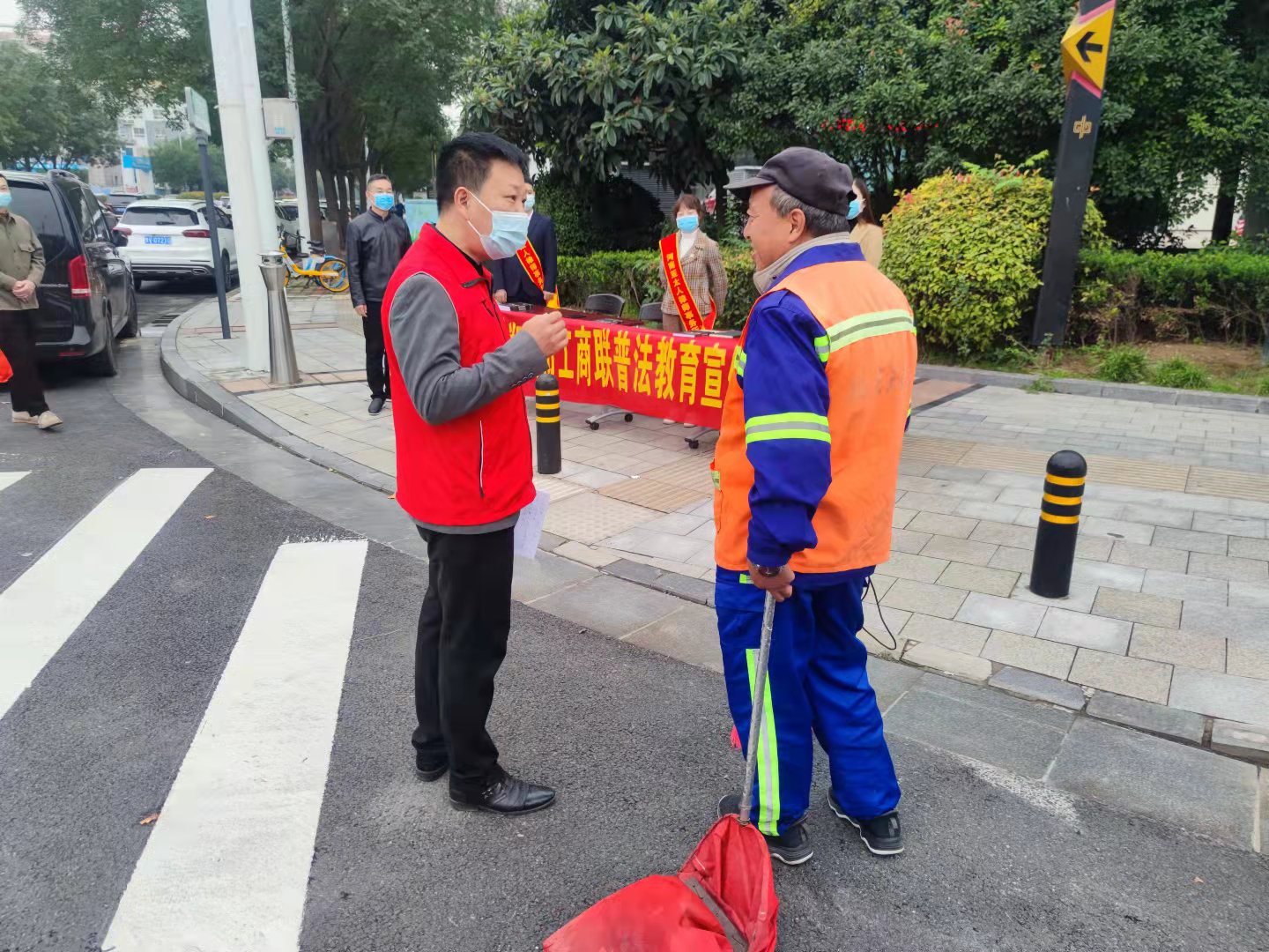 鄭州市工商聯(lián)國慶期間開展法制宣傳活動(圖3)