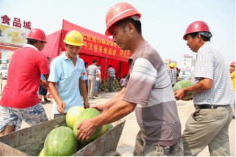 二七區(qū)嵩山路辦事處攜手企業(yè)獻愛心(圖1)