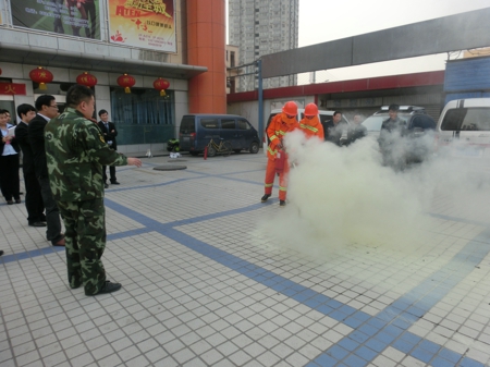 二七區(qū)銘功路街道組織轄區(qū)公共單位開展消防演練(圖1)