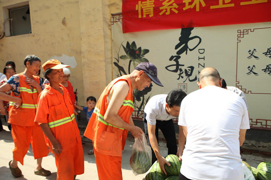 鄭州市鹽城商會開展“情系環(huán)衛(wèi)工 盛夏送清涼”慰問一線環(huán)衛(wèi)工人活動(圖3)