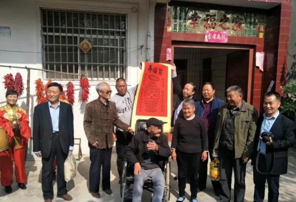 二七區(qū)櫻桃溝景區(qū)商會(huì)組織民營企業(yè)家開展敬老愛老活動(dòng)(圖1)