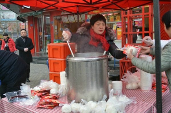 鄭州東陽(yáng)商會(huì)臘八前夕施粥慰問環(huán)衛(wèi)工人(圖3)