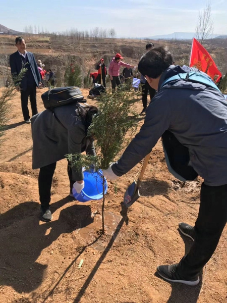 鄭州市工商聯(lián)工會(huì)組織干部職工開(kāi)展義務(wù)植樹(shù)節(jié)活動(dòng)(圖3)