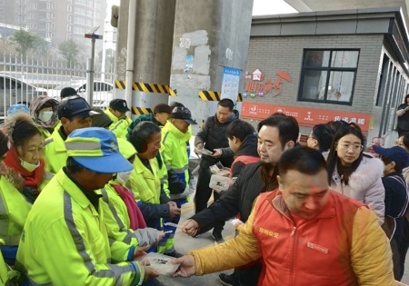 鄭州市電梯商會黨員志愿者冬至送愛心餃子(圖3)