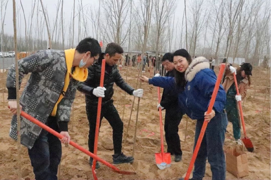 鄭州市南平商會組織會員參加義務(wù)植樹活動(圖1)